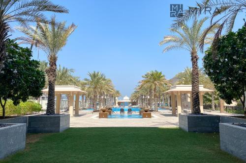 Mira Holiday Homes - Spacious 2 bedroom with patio in Palm Jumeirah - Tap to explore photos