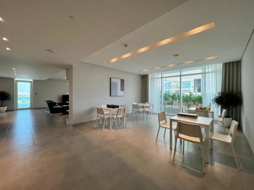 FIRST CLASS 1BR Stunning Marina & Palm View - Tap to explore photos