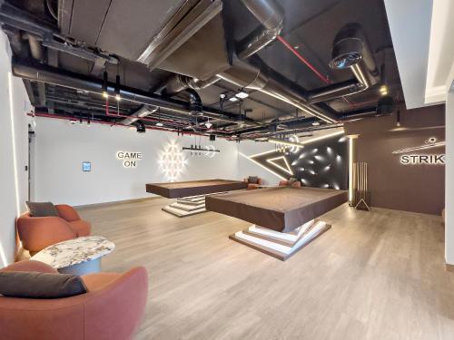 Elegant 1 BR Apartment near Mall of the Emirates - Tap to explore photos
