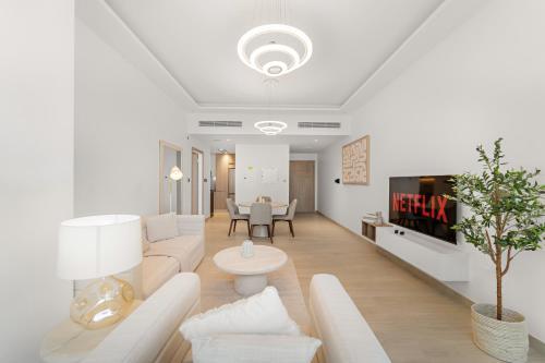 Elegant 1 BR Apartment near Mall of the Emirates - Tap to explore photos