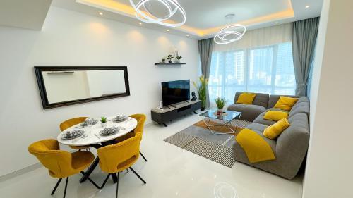 Dubai Marina - 1 BHK Classy Apartment - Tap to explore photos
