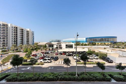 Silkhaus Modern 2BDR with Canal View on Yas Island
