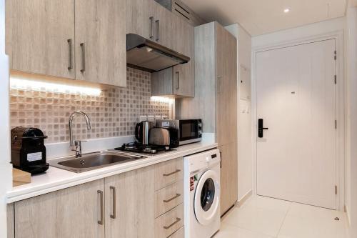 Modern Studio in Seven Palm - Tap to explore photos