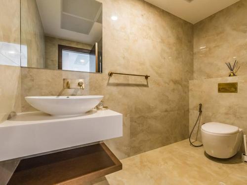 Elegant One Bed Apartment - Hameni Tower,JVC - Tap to explore photos
