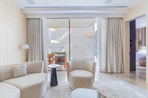 Luxury 3BDR Apartment, Pool & Beach Access - Tap to explore photos