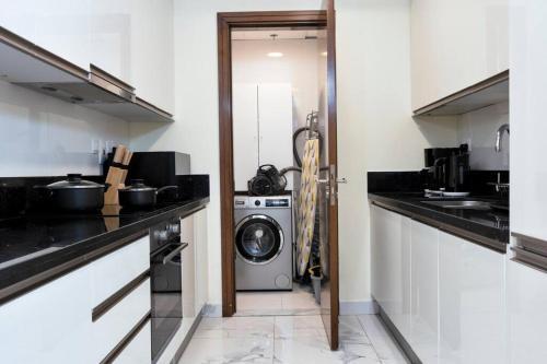 FIRST CLASS 1BR Captivating City Views - Tap to explore photos