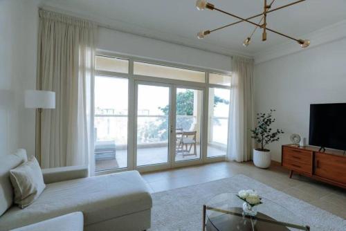 Elegant 1BR beach access with Ocean Views, Palm - Tap to explore photos