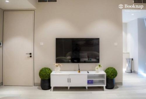 Cozy & Stylish 1 BHK Apartment at Marina Star - Tap to explore photos