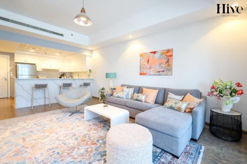 Gorgeous 1 Bed in Churchill Tower Business Bay - Tap to explore photos