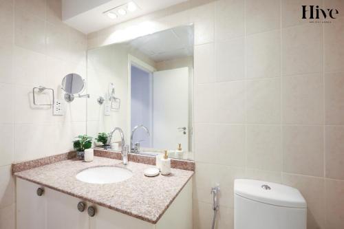 Gorgeous 1 Bed in Churchill Tower Business Bay - Tap to explore photos