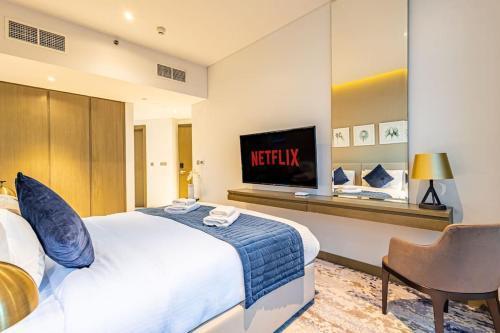 Spacious Studio with Pool - Canal & Burj Views - Tap to explore photos