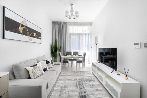 Modern 2 BR in Al Jaddaf - Tap to explore photos