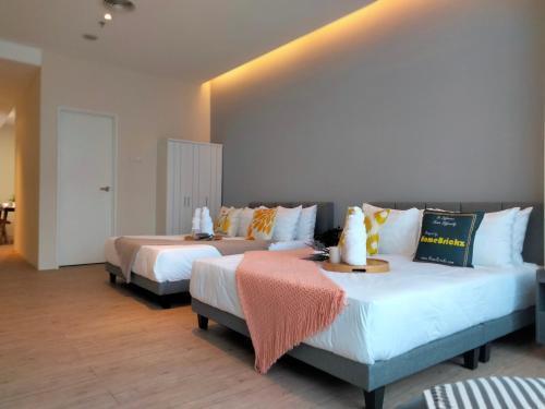 Bangsar Trade Center Studio 4pax I HomeBrickz - Tap to explore photos