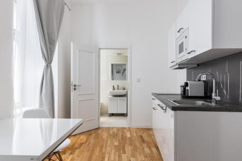 Stay2gether Beige Nest - Metro Florenc - Tap to explore photos