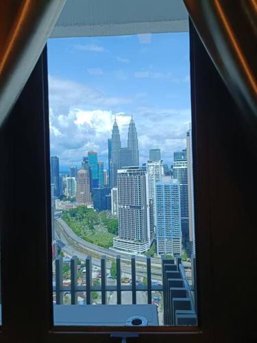 CL 29A Insta KLCC View & Infinity Pool - Tap to explore photos