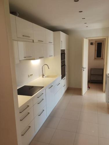 Spacious modern 3 bedroom aparment - Tap to explore photos