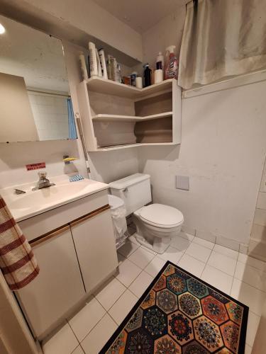 Spacious Room next to Subway Line 1 Midtown Toronto - Tap to explore photos