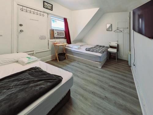 Cheap Family Stay with Netflix, Private Balcony and Perks - Tap to explore photos