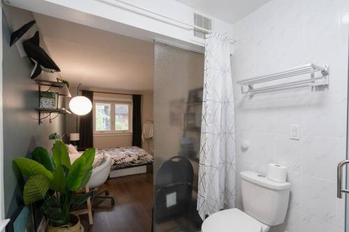 Spacious Room with Ensuite Bathroom near Subway, Koreatown & UofT - Tap to explore photos