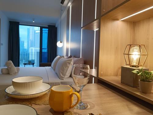CL137B Modern Balcony KLCC View & Infinity Pool - Tap to explore photos