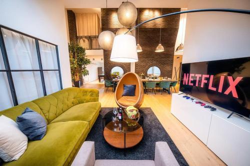 5BR+2Bath Old Town Industrial Penthouse, A/C - Tap to explore photos