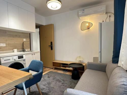 Shanghai Hills & CoZy BnB Near Line2 Jing'an Temple - Tap to explore photos