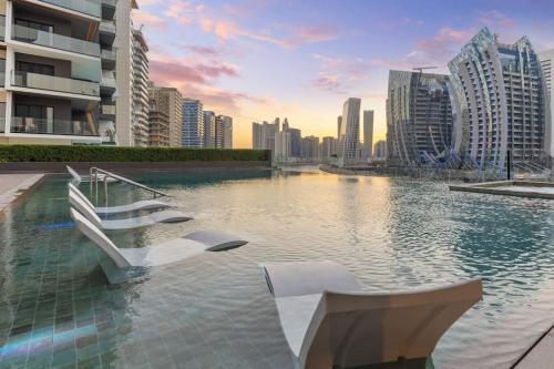 Waves - Stylish 13th-Floor Studio with Top-Notch Amenities - Tap to explore photos