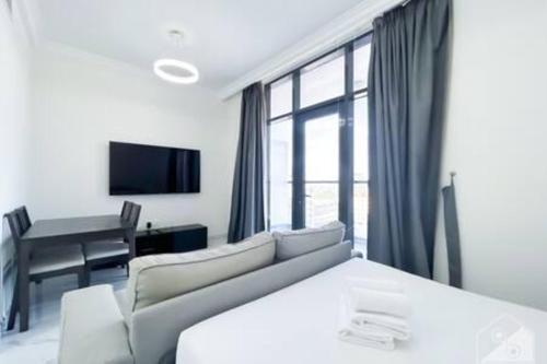 Cozy Spacious Studio With Balcony Dubai - Tap to explore photos