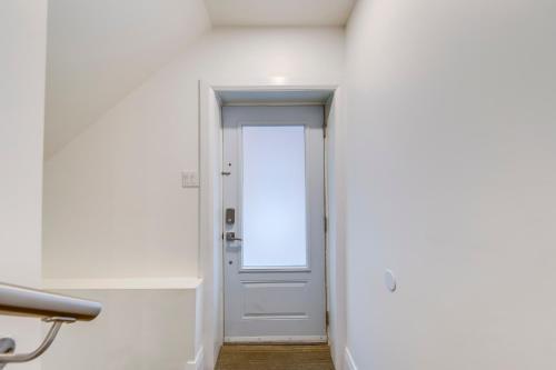 Midtown Toronto Apartment - Tap to explore photos