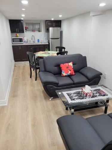 Basement apartment, 25 Minutes to Downtown - Tap to explore photos