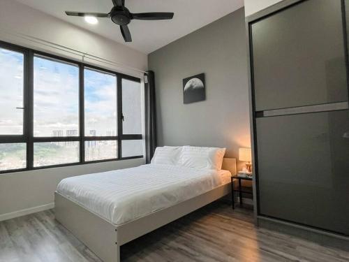Cozy 3BR -2-8pax- 65 TV near MidValley-Pavilion 2 - Tap to explore photos