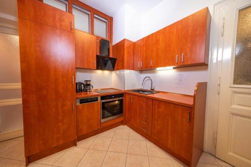 2 Bob's Apartment - 2 bedrooms with King Size beds - Tap to explore photos