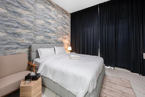 Sleek & Spacious Studio In Central Dubailand - Tap to explore photos