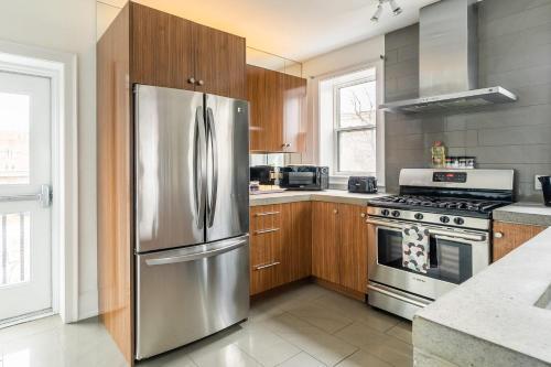 Spacious 2 Bedroom Loft in Sought After Leslieville - Tap to explore photos