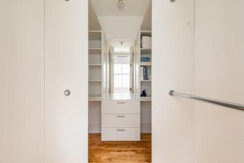 Spacious 2 Bedroom Loft in Sought After Leslieville - Tap to explore photos