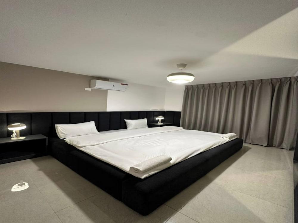 Stylish Luxe Apartment Fr 0005