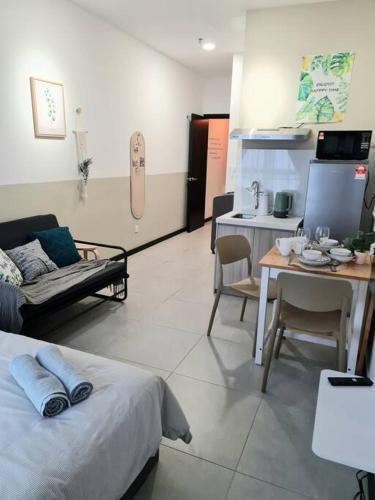Studio Room near Gleneagles @ Embassy Row KLCC - Tap to explore photos