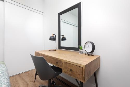 Perfect Condo Sleeps 4 Across from Cn Tower! - Tap to explore photos