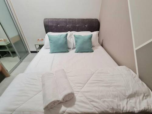 Tiny Studio Suite Near Gleneagles 10 mins to KLCC - Tap to explore photos