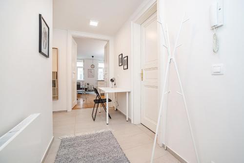 Amazing two-bedroom with Terrace - Tap to explore photos