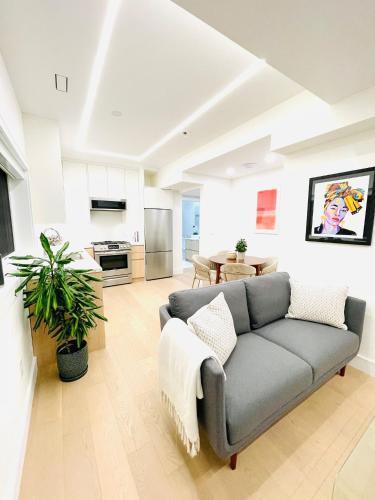 Urban 2-bed apartment in the Beaches - Tap to explore photos