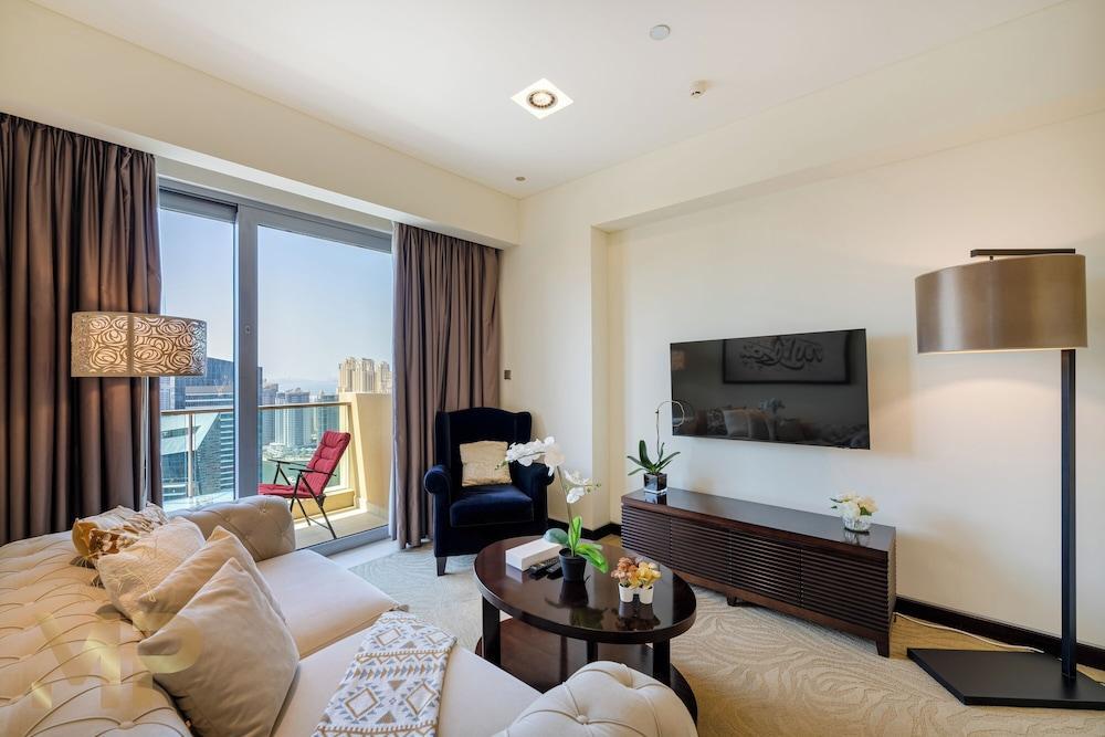 Marco Polo - Chic 1BR in Marina Hub | Expansive Balcony - Tap to explore photos