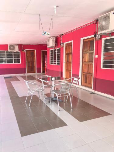 Rayyan's Roomstay - Tap to explore photos