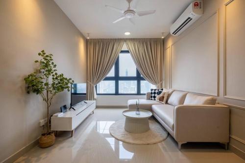 M Vertica 3BR 9Pax Sunway Velocity MRT AEON中文房东IKEA - Tap to explore photos