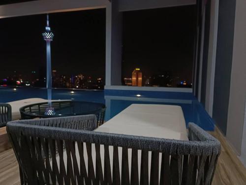 COL 915B Studio Balcony Infinity Pool KLCC View - Tap to explore photos