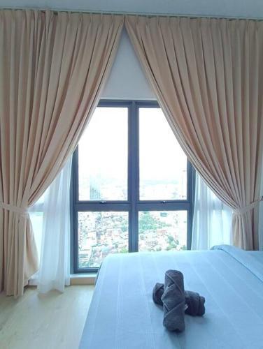 COL 31A 1Bedroom Balcony Infinity Pool KLCC View - Tap to explore photos