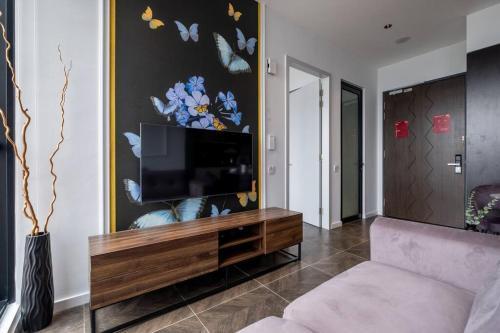 Butterfly Room 1BR Scarletz Suites KLCC Pool Gym - Tap to explore photos