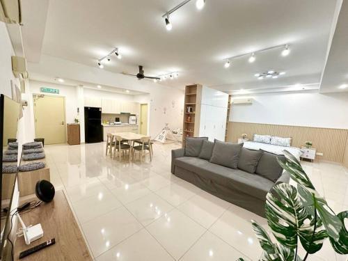 Vivo Soho Suite-5pax-Next to Midvalley, KL center - Tap to explore photos
