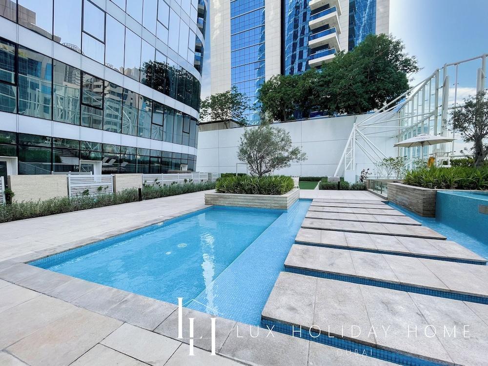 LUX Pad Executive Suite Canal View 5 - Tap to explore photos