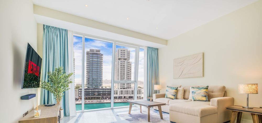 LUX Pad Executive Suite Canal View 5 - Tap to explore photos